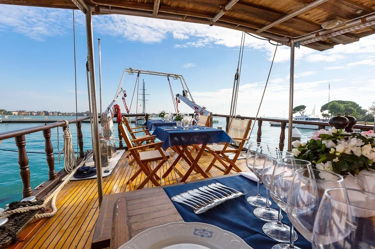 Botel Akos Hotel Venezia