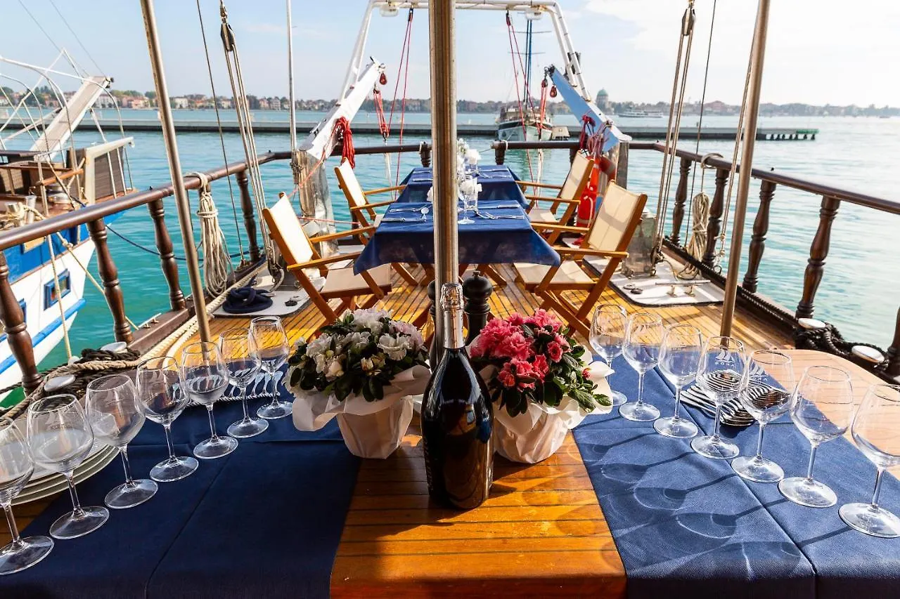 Botel Akos Hotel Venezia